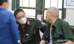 Ấm t&#236;nh đồng đội tại Trung t&#226;m điều dưỡng thương binh Thuận Th&#224;nh