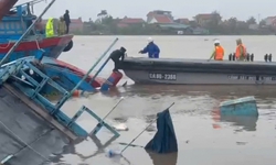 Cứu t&#224;u c&#225; chở 9 người lật ch&#236;m tr&#234;n s&#244;ng Chanh