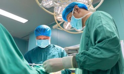 Cử tri đề xuất x&#226;y dựng lương b&#225;c sĩ cao hơn mức khởi điểm bậc đại học, Bộ Y tế n&#243;i g&#236;?