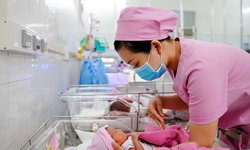 Lấy con người l&#224;m trung t&#226;m, t&#244;n trọng quyền tự quyết về sinh sản của c&#225;c cặp vợ chồng