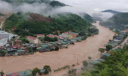 Nước ở trung v&#224; hạ lưu s&#244;ng Cả đang l&#234;n, người d&#226;n Nghệ An tiếp tục chạy lũ