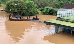 Lũ &#249;n &#249;n đổ về trong đ&#234;m, y b&#225;c sĩ khẩn cấp sơ t&#225;n bệnh nh&#226;n bằng thuyền