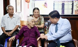 Ph&#243; Thủ tướng thăm, tặng qu&#224; Mẹ Việt Nam anh h&#249;ng, gia đ&#236;nh ch&#237;nh s&#225;ch ở Kh&#225;nh H&#242;a