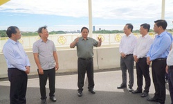 Thủ tướng thăm c&#226;y cầu mới bắc qua s&#244;ng Hương v&#224; dự &#225;n nh&#224; ở x&#227; hội tại Huế