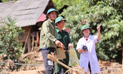 Lũ cuốn nh&#224; đi, kh&#244;ng cuốn được tr&#225;i tim người thầy thuốc