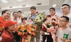 Chiếc c&#250;p v&#244; địch U23 Đ&#244;ng Nam &#193; c&#249;ng c&#225;c cầu thủ đ&#227; về đến H&#224; Nội