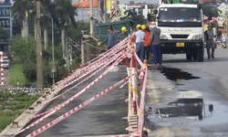 D&#244;ng lốc trong đ&#234;m hất văng lan can v&#224; hệ thống đ&#232;n chiếu s&#225;ng cầu Th&#225;i B&#236;nh
