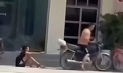 B&#250;c x&#250;c b&#233; trai bị bố x&#237;ch ch&#226;n k&#233;o l&#234; tr&#234;n đường phố