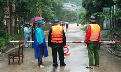 Mưa lớn trong đ&#234;m khiến nhiều khu vực ở x&#227; miền n&#250;i Nghệ An ngập nặng, ch&#237;nh quyền xuy&#234;n đ&#234;m ứng ph&#243;