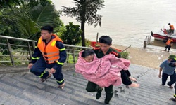 Cuộc giải cứu nghẹt thở dưới ch&#226;n cầu Vĩnh Tuy