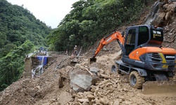 Mưa lớn g&#226;y sạt lở, người d&#226;n lo đ&#225; tảng đổ xuống đường