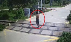 Người đ&#224;n &#244;ng đứng giữa đường ray bị t&#224;u hỏa đ&#226;m tử vong