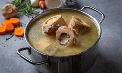 Lạm dụng nước hầm xương, coi chừng nguy cơ tăng axit uric v&#224; rối loạn chuyển h&#243;a