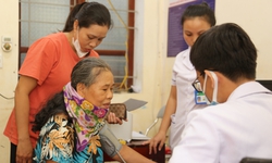 Y b&#225;c sĩ TP HCM đến với b&#224; con v&#249;ng t&#226;m lũ miền T&#226;y Nghệ An
