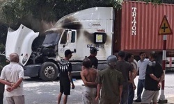 Người đ&#224;n &#244;ng đ&#226;m đ&#244;i nam nữ rồi tự thi&#234;u tr&#234;n xe container