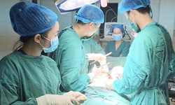 3 giờ chạy đua với &#39;tử thần&#39; cứu bệnh nh&#226;n vỡ l&#225;ch, mất hơn 3 l&#237;t m&#225;u