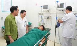 Sở Y tế Điện Bi&#234;n lập trạm y tế lưu động, đưa tổ cấp cứu v&#224;o v&#249;ng lũ bị chia cắt 