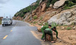 Mưa lớn khiến đường ven biển ở Kh&#225;nh H&#242;a bị sạt lở