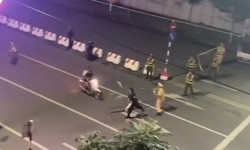 Khởi tố vụ &#225;n, tạm giữ 2 đối tượng đ&#226;m xe v&#224;o c&#244;ng an