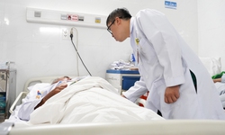 Người đ&#224;n &#244;ng 58 tuổi thủng đại tr&#224;ng, &#225;p xe gan do nuốt phải xương