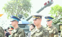 Qu&#226;n nh&#226;n Nga, L&#224;o, Campuchia chi&#234;m ngưỡng kh&#237; t&#224;i của QĐND Việt Nam tại Triển l&#227;m th&#224;nh tựu đất nước