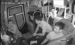 Video nam h&#224;nh kh&#225;ch t&#225;t t&#224;i xế xe giường nằm khi xe đang chạy g&#226;y phẫn nộ