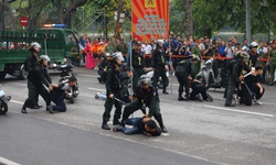 C&#244;ng an H&#224; Nội tổng duyệt diễu h&#224;nh l&#250;c 5 giờ s&#225;ng