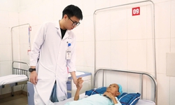 Cụ b&#224; 78 tuổi mang khối u n&#227;o &#39;khủng&#39; được b&#243;c t&#225;ch th&#224;nh c&#244;ng