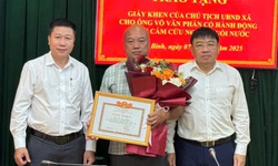 Khen thưởng người đ&#224;n &#244;ng cứu 2 học sinh bị s&#243;ng cuốn