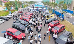 VinFast bàn giao lô xe Limo Green đầu tiên cho khách hàng