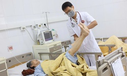 Cụ b&#224; 73 tuổi bị đột quỵ n&#227;o cấp khi đang đi du lịch