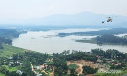 Đồng M&#244; tuyệt đẹp nh&#236;n từ &#244; cửa trực thăng