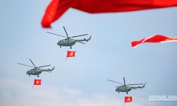 Ngắm lại trực thăng k&#233;o cờ Đảng, cờ Tổ Quốc qua Quảng trường Ba Đ&#236;nh trước ng&#224;y đại lễ