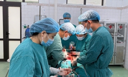 Cứu sống người phụ nữ c&#243; khối u &#39;khủng&#39; bị xoắn, nguy cơ vỡ