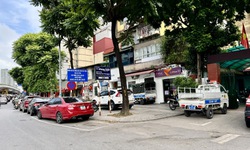 Biển &#39;Cấm dừng, cấm đỗ&#39; bị th&#225;ch thức ngay trước trụ sở C&#244;ng an phường Giảng V&#245;