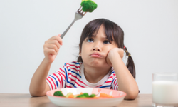 Biểu hiện của trẻ thiếu vi chất dinh dưỡng v&#224; c&#225;ch bổ sung đ&#250;ng