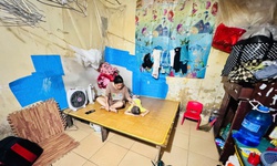 Người mẹ đơn th&#226;n 7 năm nu&#244;i con bại n&#227;o nơi phố thị