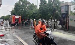 H&#224; Nội: Ch&#225;y cột biến thế trong mưa lớn