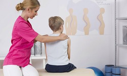 V&#236; sao cong vẹo cột sống thường gặp ở tuổi dậy th&#236;?