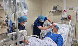 Thứ trưởng Trần Văn Thuấn gi&#250;p &#39;mở đường&#39; cứu người đ&#224;n &#244;ng gặp nạn tr&#234;n cầu Nhật T&#226;n tho&#225;t &#39;cửa tử&#39;