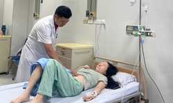 C&#244; g&#225;i 29 tuổi nhập viện cấp cứu v&#236; lo&#233;t t&#225; tr&#224;ng chảy m&#225;u: B&#225;c sĩ cảnh b&#225;o 2 th&#243;i quen tai hại