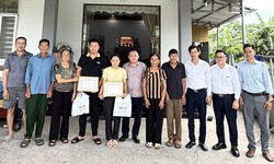 Vợ chồng ngư d&#226;n dũng cảm cứu 2 người gặp nạn tr&#234;n biển