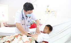 Trẻ em đối mặt biến chứng nguy hiểm từ thận hư kh&#225;ng thuốc