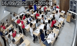 Video c&#244; gi&#225;o bị học sinh h&#224;nh hung ngay trong lớp học ở H&#224; Nội