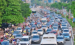 Thu hẹp làn đường có giảm được ùn tắc ở Hà Nội, TP Hồ Chí Minh?