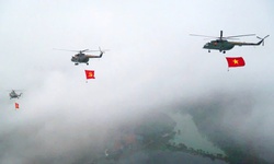 M&#225;y bay vượt m&#226;y tr&#236;nh diễn k&#233;o cờ, thả bẫy nhiệt trước Quảng trường Ba Đ&#236;nh trong ng&#224;y Quốc kh&#225;nh