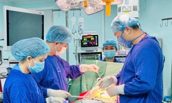 Cụ &#244;ng 80 tuổi thủng ruột do xương c&#225; 