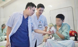 B&#225;c sĩ &#39;cứu&#39; 2 ng&#243;n tay gần đứt rời của nam thanh ni&#234;n sau tai nạn lao động