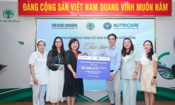 B&#225;o Sức khỏe &amp; Đời sống v&#224; Nutricare tiếp dinh dưỡng, thắp hy vọng cho bệnh nhi ung thư