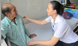 Người đ&#224;n &#244;ng lang thang ở Kh&#225;nh H&#242;a được y b&#225;c sĩ chăm s&#243;c, điều trị bệnh miễn ph&#237;